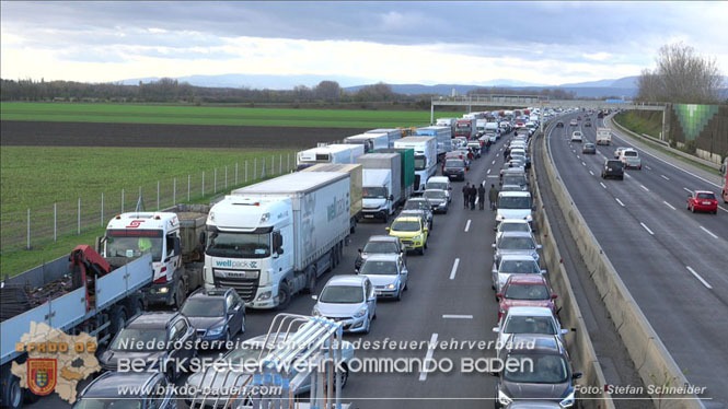 20231120 Feuerwehreinsatz wegen Klima-Aktivisten auf A2 Höhe Traiskirchen Foto: Stefan Schneider BFKDO BADEN 20231120 Feuerwehreinsatz wegen Klima-Aktivisten auf A2 Höhe Traiskirchen Foto: Stefan Schneider BFKDO BADEN
