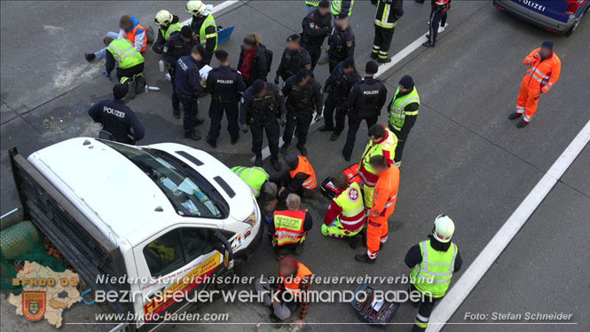 20231120 Feuerwehreinsatz wegen Klima-Aktivisten auf A2 Höhe Traiskirchen Foto: Stefan Schneider BFKDO BADEN 20231120 Feuerwehreinsatz wegen Klima-Aktivisten auf A2 Höhe Traiskirchen Foto: Stefan Schneider BFKDO BADEN