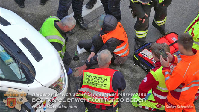 20231120 Feuerwehreinsatz wegen Klima-Aktivisten auf A2 Höhe Traiskirchen Foto: Stefan Schneider BFKDO BADEN 20231120 Feuerwehreinsatz wegen Klima-Aktivisten auf A2 Höhe Traiskirchen Foto: Stefan Schneider BFKDO BADEN