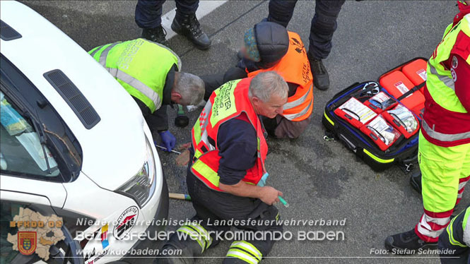 20231120 Feuerwehreinsatz wegen Klima-Aktivisten auf A2 Höhe Traiskirchen Foto: Stefan Schneider BFKDO BADEN 20231120 Feuerwehreinsatz wegen Klima-Aktivisten auf A2 Höhe Traiskirchen Foto: Stefan Schneider BFKDO BADEN
