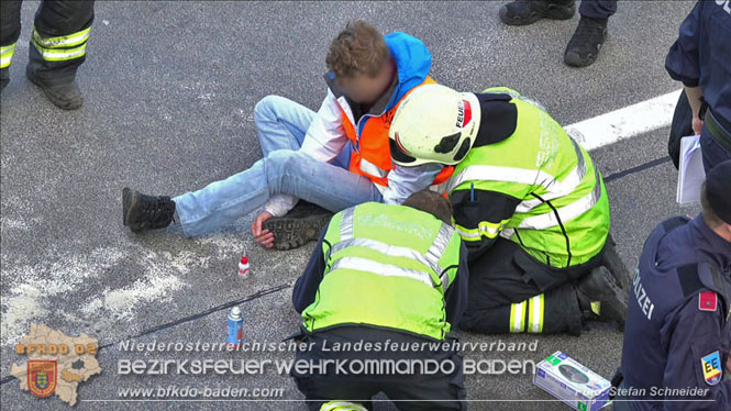 20231120 Feuerwehreinsatz wegen Klima-Aktivisten auf A2 Höhe Traiskirchen Foto: Stefan Schneider BFKDO BADEN 20231120 Feuerwehreinsatz wegen Klima-Aktivisten auf A2 Höhe Traiskirchen Foto: Stefan Schneider BFKDO BADEN