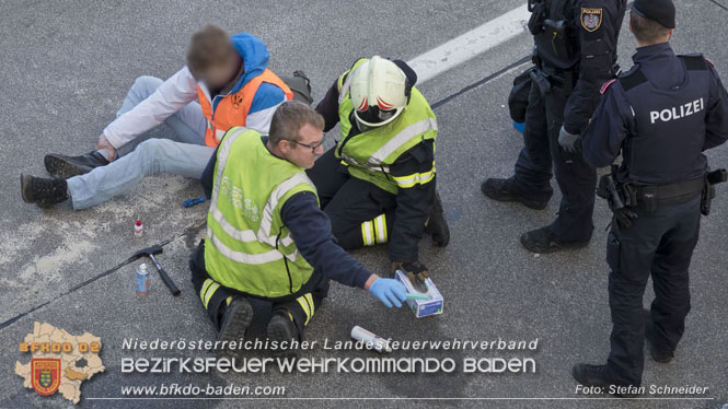 20231120 Feuerwehreinsatz wegen Klima-Aktivisten auf A2 Höhe Traiskirchen Foto: Stefan Schneider BFKDO BADEN 20231120 Feuerwehreinsatz wegen Klima-Aktivisten auf A2 Höhe Traiskirchen Foto: Stefan Schneider BFKDO BADEN