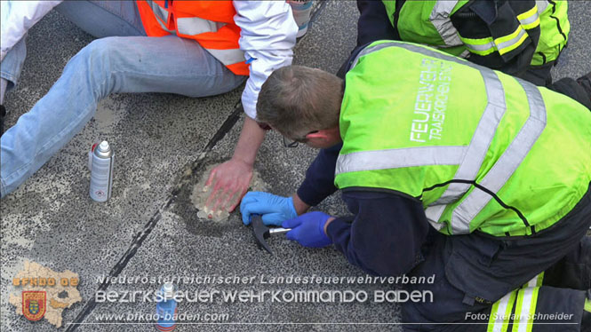 20231120 Feuerwehreinsatz wegen Klima-Aktivisten auf A2 Höhe Traiskirchen Foto: Stefan Schneider BFKDO BADEN 20231120 Feuerwehreinsatz wegen Klima-Aktivisten auf A2 Höhe Traiskirchen Foto: Stefan Schneider BFKDO BADEN
