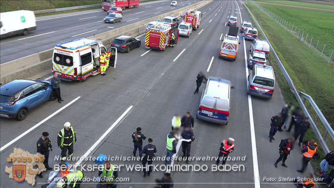 20231120 Feuerwehreinsatz wegen Klima-Aktivisten auf A2 Höhe Traiskirchen Foto: Stefan Schneider BFKDO BADEN 20231120 Feuerwehreinsatz wegen Klima-Aktivisten auf A2 Höhe Traiskirchen Foto: Stefan Schneider BFKDO BADEN