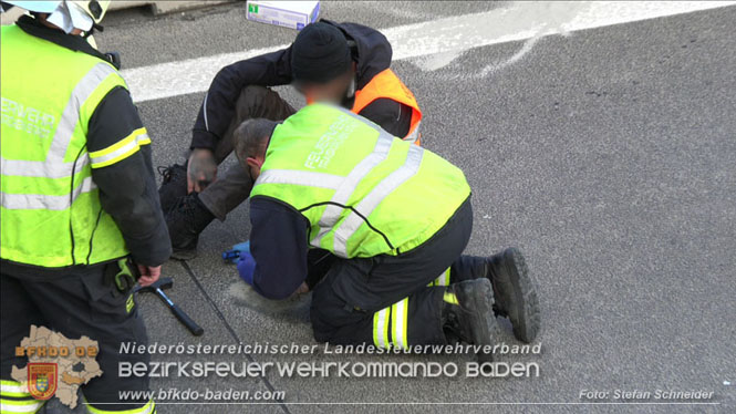20231120 Feuerwehreinsatz wegen Klima-Aktivisten auf A2 Höhe Traiskirchen Foto: Stefan Schneider BFKDO BADEN 20231120 Feuerwehreinsatz wegen Klima-Aktivisten auf A2 Höhe Traiskirchen Foto: Stefan Schneider BFKDO BADEN