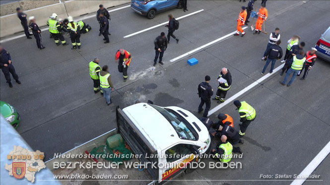 20231120 Feuerwehreinsatz wegen Klima-Aktivisten auf A2 Höhe Traiskirchen Foto: Stefan Schneider BFKDO BADEN 20231120 Feuerwehreinsatz wegen Klima-Aktivisten auf A2 Höhe Traiskirchen Foto: Stefan Schneider BFKDO BADEN