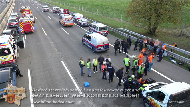20231120 Feuerwehreinsatz wegen Klima-Aktivisten auf A2 Höhe Traiskirchen Foto: Stefan Schneider BFKDO BADEN 20231120 Feuerwehreinsatz wegen Klima-Aktivisten auf A2 Höhe Traiskirchen Foto: Stefan Schneider BFKDO BADEN