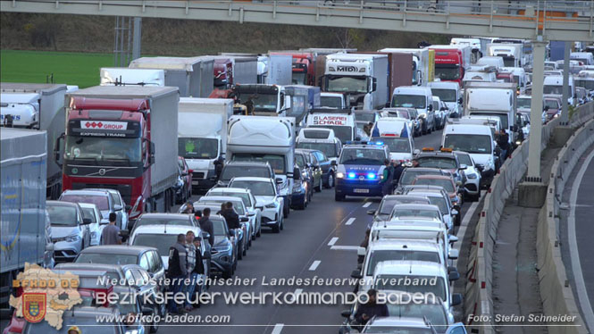20231120 Feuerwehreinsatz wegen Klima-Aktivisten auf A2 Höhe Traiskirchen Foto: Stefan Schneider BFKDO BADEN 20231120 Feuerwehreinsatz wegen Klima-Aktivisten auf A2 Höhe Traiskirchen Foto: Stefan Schneider BFKDO BADEN