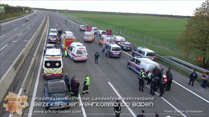 20231120 Feuerwehreinsatz wegen Klima-Aktivisten auf A2 Höhe Traiskirchen Foto: Stefan Schneider BFKDO BADEN 20231120 Feuerwehreinsatz wegen Klima-Aktivisten auf A2 Höhe Traiskirchen Foto: Stefan Schneider BFKDO BADEN