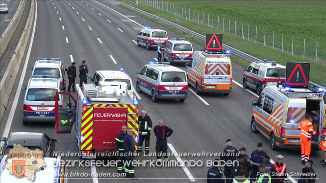 20231120 Feuerwehreinsatz wegen Klima-Aktivisten auf A2 Höhe Traiskirchen Foto: Stefan Schneider BFKDO BADEN 20231120 Feuerwehreinsatz wegen Klima-Aktivisten auf A2 Höhe Traiskirchen Foto: Stefan Schneider BFKDO BADEN