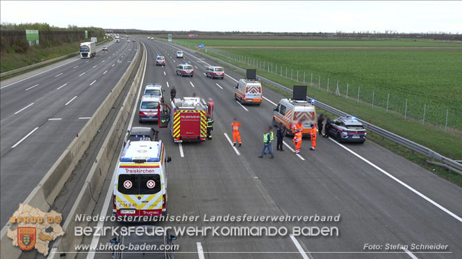 20231120 Feuerwehreinsatz wegen Klima-Aktivisten auf A2 Höhe Traiskirchen Foto: Stefan Schneider BFKDO BADEN 20231120 Feuerwehreinsatz wegen Klima-Aktivisten auf A2 Höhe Traiskirchen Foto: Stefan Schneider BFKDO BADEN