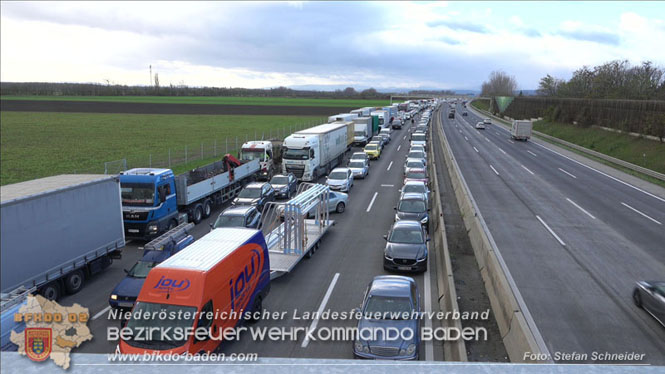 20231120 Feuerwehreinsatz wegen Klima-Aktivisten auf A2 Höhe Traiskirchen Foto: Stefan Schneider BFKDO BADEN 20231120 Feuerwehreinsatz wegen Klima-Aktivisten auf A2 Höhe Traiskirchen Foto: Stefan Schneider BFKDO BADEN