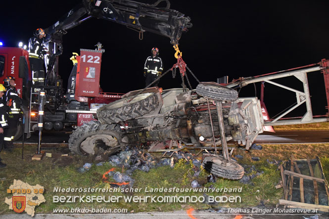 20231127 VU Reisenberg L161 - Frau unter Traktor eingeklemmt Foto: Thomas Lenger Monatsrevue.at 20231127 VU Reisenberg L161 - Frau unter Traktor eingeklemmt Foto: Thomas Lenger Monatsrevue.at