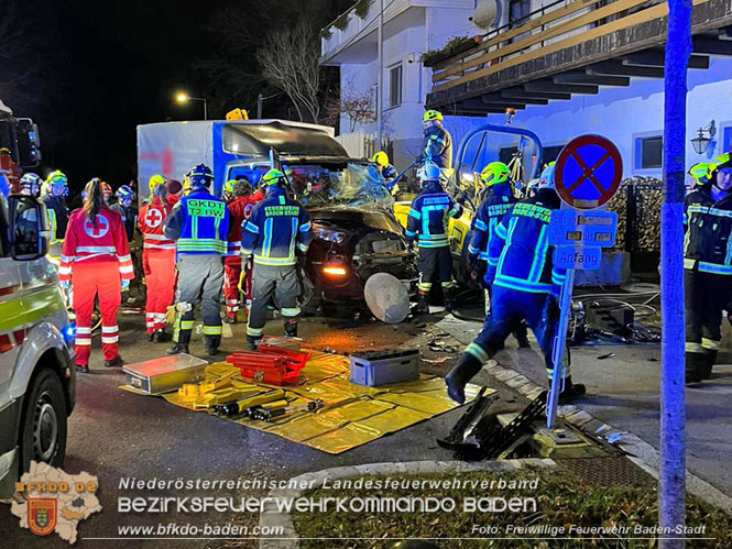 20231128 Eingeklemmte Person bei Verkehrsunfall in Baden  Foto: Freiwillige Feuerwehr Baden-Stadt / Markus Racz