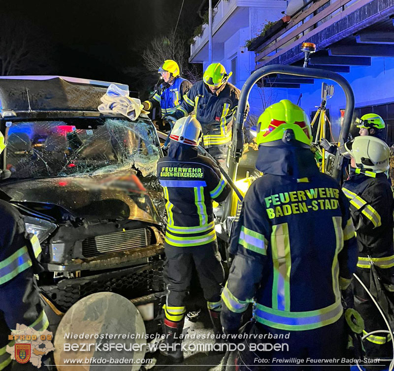 20231128 Eingeklemmte Person bei Verkehrsunfall in Baden  Foto: Freiwillige Feuerwehr Baden-Stadt / Markus Racz