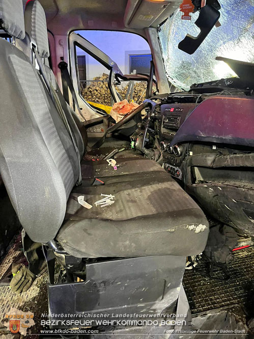 20231128 Eingeklemmte Person bei Verkehrsunfall in Baden  Foto: Freiwillige Feuerwehr Baden-Stadt / Markus Racz