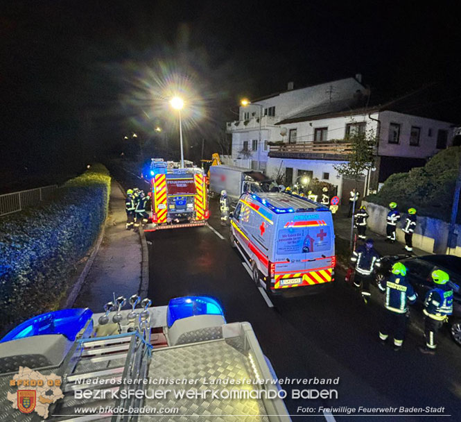 20231128 Eingeklemmte Person bei Verkehrsunfall in Baden  Foto: Freiwillige Feuerwehr Baden-Stadt / Viktor van de Castell