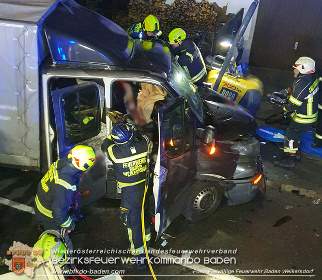 20231128 Eingeklemmte Person bei Verkehrsunfall in Baden Foto: Freiwillige Feuerwehr Baden Weikersdorf