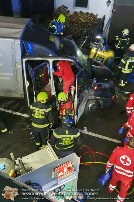 20231128 Eingeklemmte Person bei Verkehrsunfall in Baden Foto: Freiwillige Feuerwehr Baden Weikersdorf