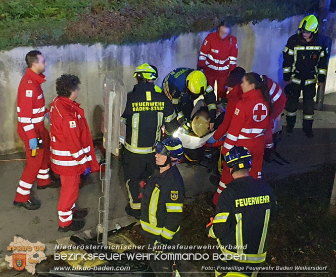 20231128 Eingeklemmte Person bei Verkehrsunfall in Baden Foto: Freiwillige Feuerwehr Baden Weikersdorf