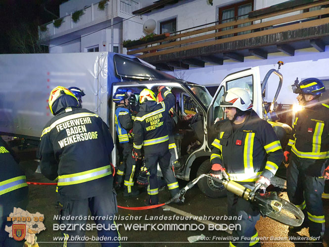 20231128 Eingeklemmte Person bei Verkehrsunfall in Baden Foto: Freiwillige Feuerwehr Baden Weikersdorf