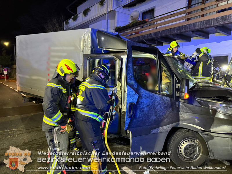 20231128 Eingeklemmte Person bei Verkehrsunfall in Baden Foto: Freiwillige Feuerwehr Baden Weikersdorf