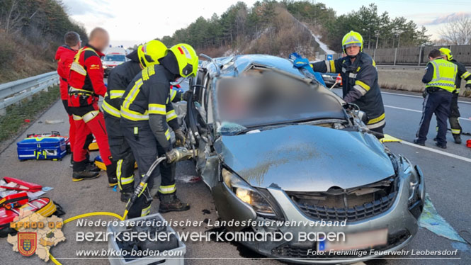 20231207 Dramatischer Unfall auf der A2 zwischen Leobersdorf und Woellersdorf forderte 2 Tote und eine Schwerverletzte 20231207 Dramatischer Unfall auf der A2 zwischen Leobersdorf und Woellersdorf forderte 2 Tote und eine Schwerverletzte