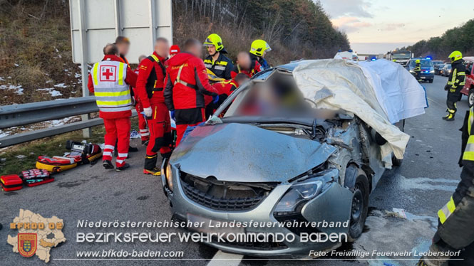 20231207 Dramatischer Unfall auf der A2 zwischen Leobersdorf und Woellersdorf forderte 2 Tote und eine Schwerverletzte 20231207 Dramatischer Unfall auf der A2 zwischen Leobersdorf und Woellersdorf forderte 2 Tote und eine Schwerverletzte