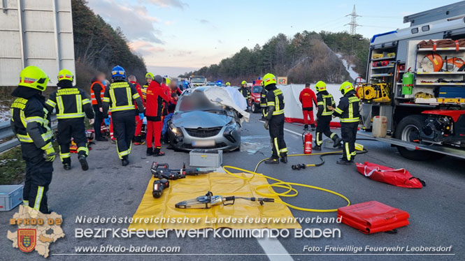 20231207 Dramatischer Unfall auf der A2 zwischen Leobersdorf und Woellersdorf forderte 2 Tote und eine Schwerverletzte 20231207 Dramatischer Unfall auf der A2 zwischen Leobersdorf und Woellersdorf forderte 2 Tote und eine Schwerverletzte