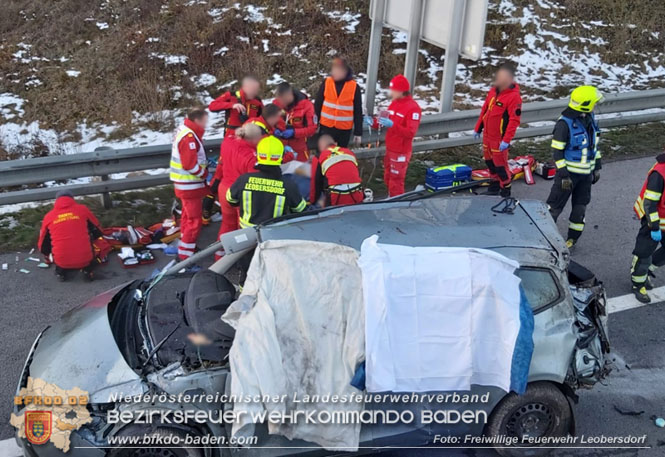 20231207 Dramatischer Unfall auf der A2 zwischen Leobersdorf und Woellersdorf forderte 2 Tote und eine Schwerverletzte 20231207 Dramatischer Unfall auf der A2 zwischen Leobersdorf und Woellersdorf forderte 2 Tote und eine Schwerverletzte