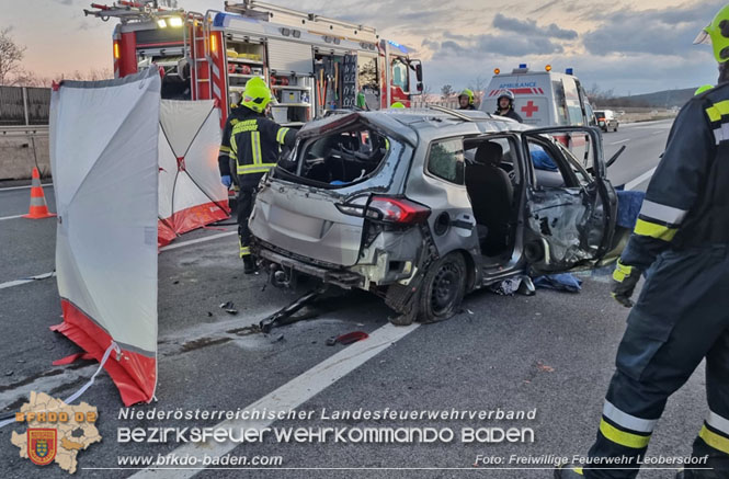 20231207 Dramatischer Unfall auf der A2 zwischen Leobersdorf und Woellersdorf forderte 2 Tote und eine Schwerverletzte 20231207 Dramatischer Unfall auf der A2 zwischen Leobersdorf und Woellersdorf forderte 2 Tote und eine Schwerverletzte