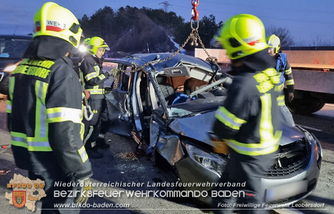 20231207 Dramatischer Unfall auf der A2 zwischen Leobersdorf und Woellersdorf forderte 2 Tote und eine Schwerverletzte
