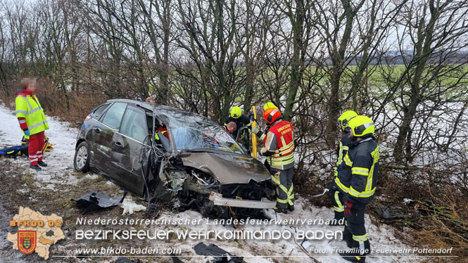 20231210 Bezirksübergreifende Menschenrettung nach Verkehrsunfall aug der B60 zwischen Pottendorf (BN) und Ebenfurth (WN) 20231210 Bezirksübergreifende Menschenrettung nach Verkehrsunfall aug der B60 zwischen Pottendorf (BN) und Ebenfurth (WN)