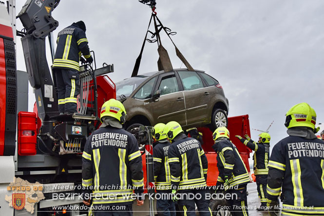 20231210 Bezirksübergreifende Menschenrettung nach Verkehrsunfall aug der B60 zwischen Pottendorf (BN) und Ebenfurth (WN)