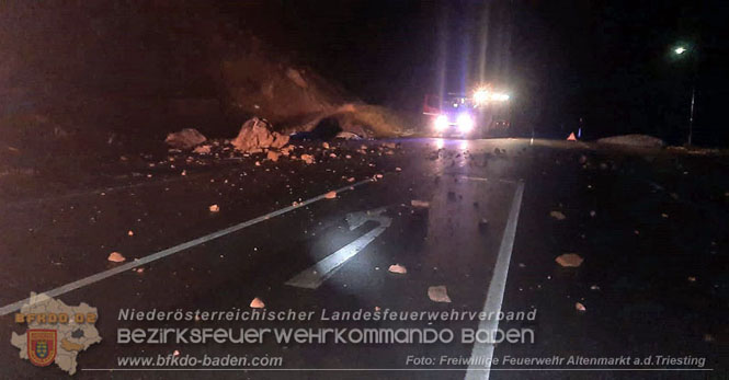 20231211 Nach Felssturz Sperre der LB18 bei Altenmarkt a.d.Triesting Foto: Freiwillige Feuerwehr Altenmarkt a.d.Triesting / Ch. Steinbacher 20231211 Nach Felssturz Sperre der LB18 bei Altenmarkt a.d.Triesting Foto: Freiwillige Feuerwehr Altenmarkt a.d.Triesting / Ch. Steinbacher
