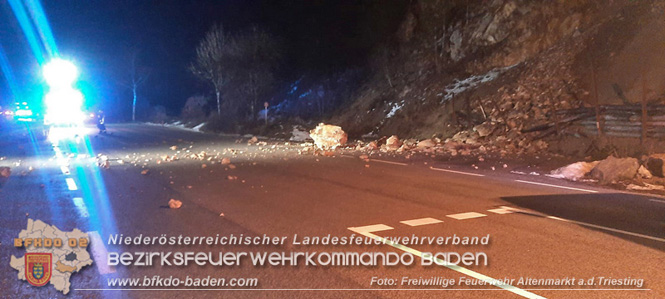 20231211 Nach Felssturz Sperre der LB18 bei Altenmarkt a.d.Triesting Foto: Freiwillige Feuerwehr Altenmarkt a.d.Triesting / Ch. Steinbacher 20231211 Nach Felssturz Sperre der LB18 bei Altenmarkt a.d.Triesting Foto: Freiwillige Feuerwehr Altenmarkt a.d.Triesting / Ch. Steinbacher