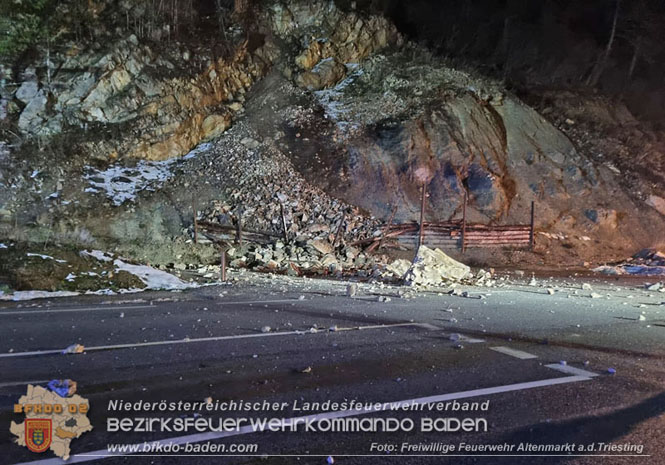 20231211 Nach Felssturz Sperre der LB18 bei Altenmarkt a.d.Triesting Foto: Freiwillige Feuerwehr Altenmarkt a.d.Triesting / Ch. Steinbacher 20231211 Nach Felssturz Sperre der LB18 bei Altenmarkt a.d.Triesting Foto: Freiwillige Feuerwehr Altenmarkt a.d.Triesting / Ch. Steinbacher
