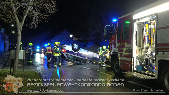20231214 Fahrzeug-ueberschlag im Ortsgebiet von Pfaffstaetten  Foto: Stefan Schneider