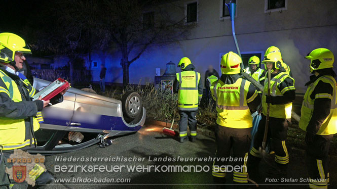 20231214 Fahrzeug-ueberschlag im Ortsgebiet von Pfaffstaetten  Foto: Stefan Schneider