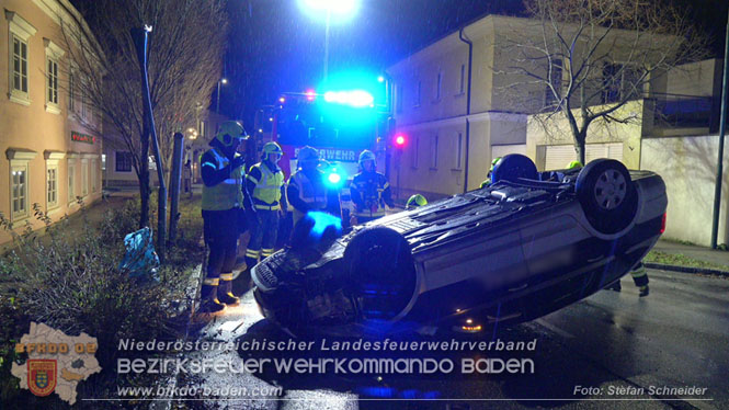 20231214 Fahrzeug-ueberschlag im Ortsgebiet von Pfaffstaetten  Foto: Stefan Schneider