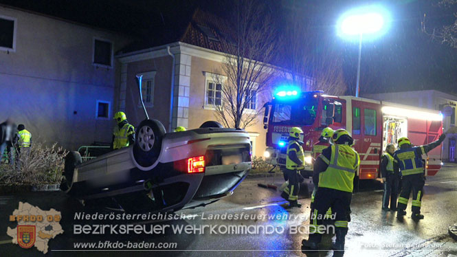 20231214 Fahrzeug-ueberschlag im Ortsgebiet von Pfaffstaetten  Foto: Stefan Schneider