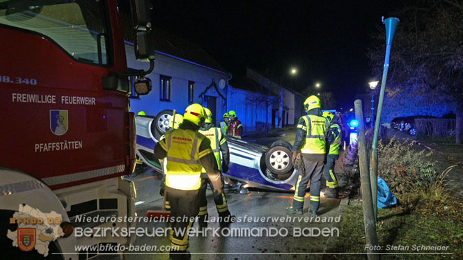 20231214 Fahrzeug-ueberschlag im Ortsgebiet von Pfaffstaetten  Foto: Stefan Schneider