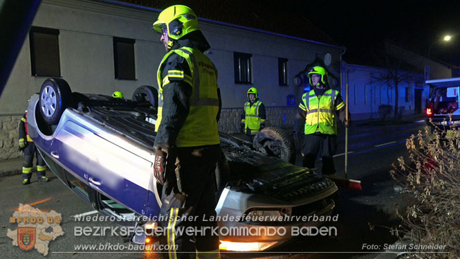 20231214 Fahrzeug-ueberschlag im Ortsgebiet von Pfaffstaetten  Foto: Stefan Schneider