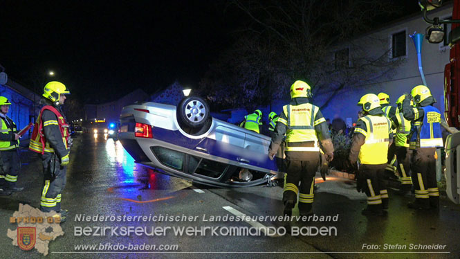 20231214 Fahrzeug-ueberschlag im Ortsgebiet von Pfaffstaetten  Foto: Stefan Schneider