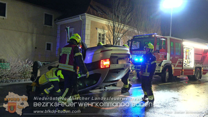 20231214 Fahrzeug-ueberschlag im Ortsgebiet von Pfaffstaetten  Foto: Stefan Schneider