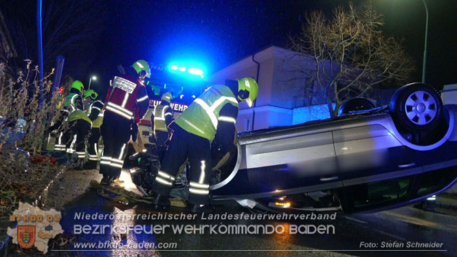 20231214 Fahrzeug-ueberschlag im Ortsgebiet von Pfaffstaetten  Foto: Stefan Schneider