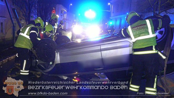 20231214 Fahrzeug-ueberschlag im Ortsgebiet von Pfaffstaetten  Foto: Stefan Schneider