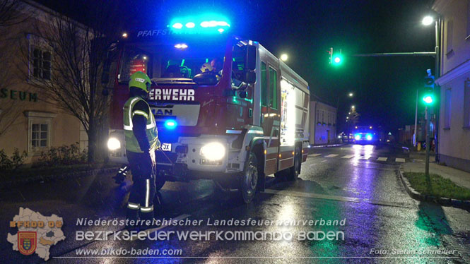 20231214 Fahrzeug-ueberschlag im Ortsgebiet von Pfaffstaetten  Foto: Stefan Schneider