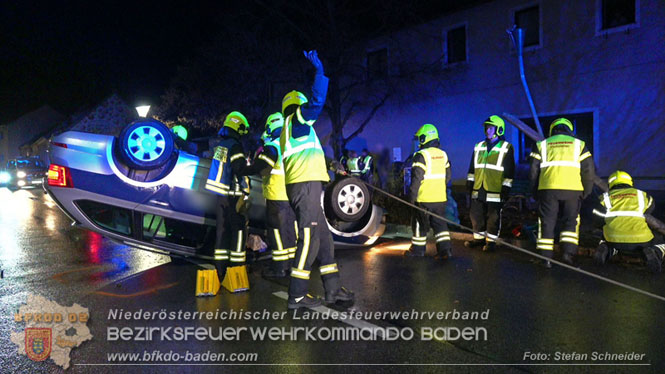 20231214 Fahrzeug-ueberschlag im Ortsgebiet von Pfaffstaetten  Foto: Stefan Schneider