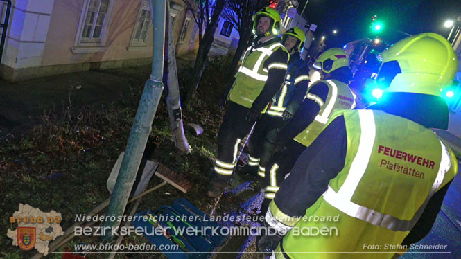 20231214 Fahrzeug-ueberschlag im Ortsgebiet von Pfaffstaetten  Foto: Stefan Schneider